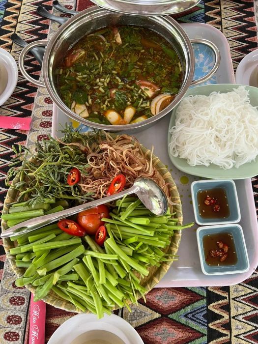 Hình ảnh món ăn tinh tế tại nhà hàng - sự kết hợp hài hòa giữa hương vị và nghệ thuật trình bày.