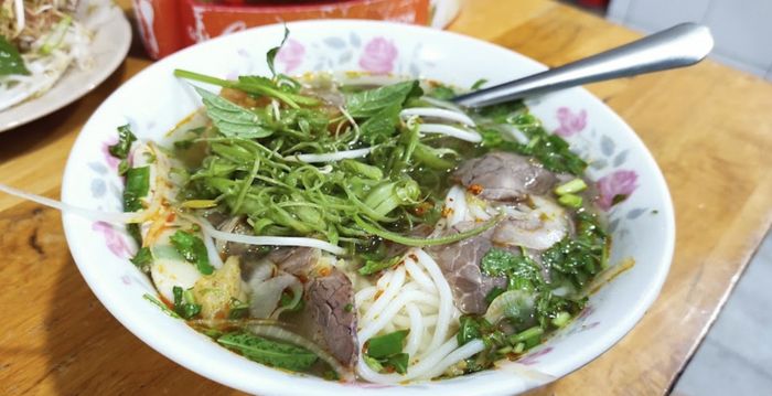 Hình ảnh tô bún bò Huế thơm ngon tại Bình Minh