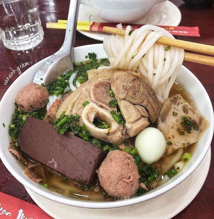 Hình ảnh tô bún bò Huế Thanh Long với đầy đủ nguyên liệu hấp dẫn