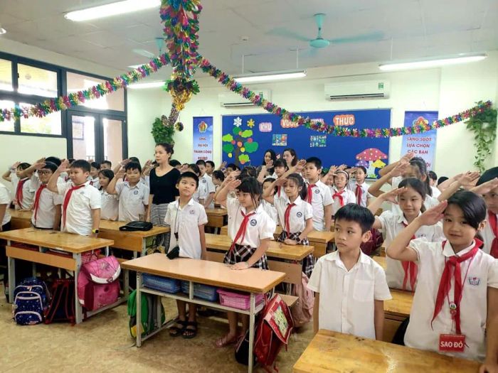 Hình ảnh minh họa giáo viên sử dụng máy trợ giảng (Nguồn: Internet)