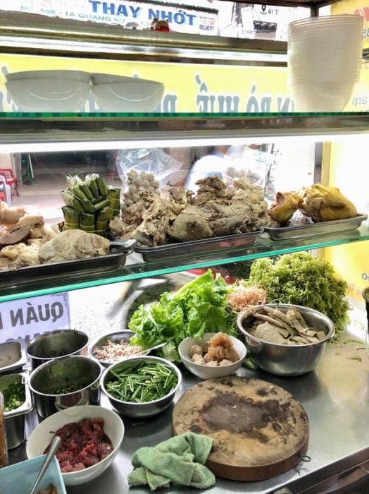 Hình ảnh tô bún bò Trang với đầy đủ topping hấp dẫn