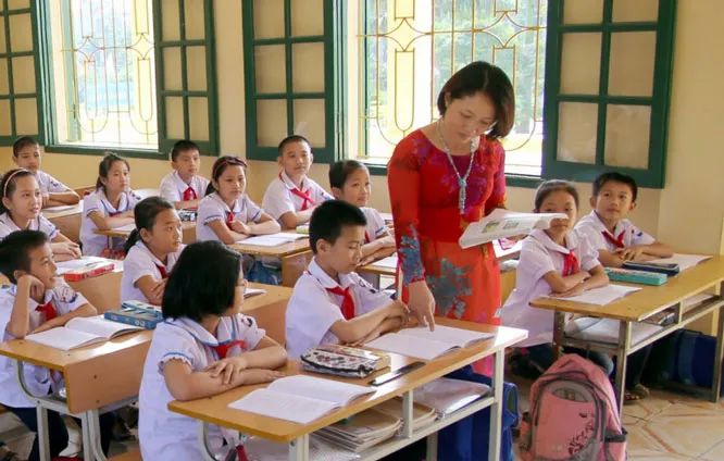 Hình ảnh minh họa giáo viên áp dụng kỹ thuật nói khoa học (Nguồn: Internet)