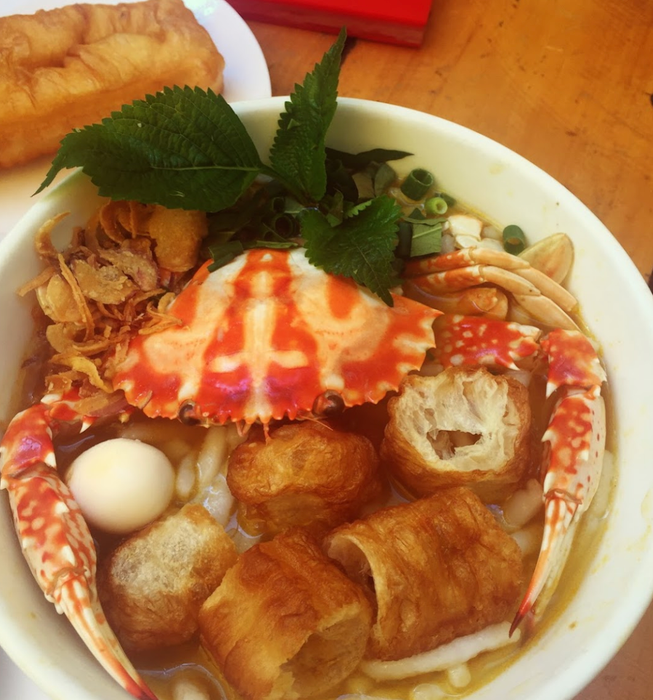 Hình ảnh tô bánh canh ghế thơm ngon, đầy ắp topping tại Muối Tiêu Chanh