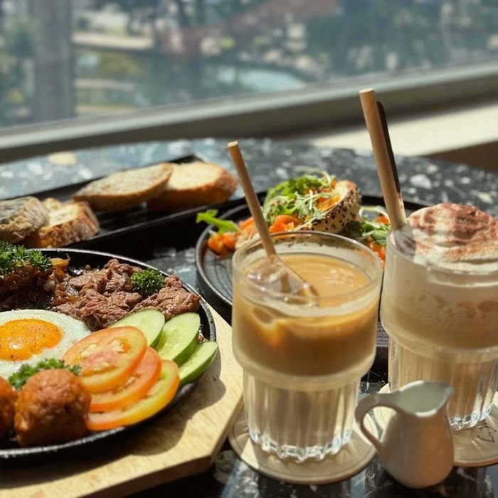 Không gian sang trọng với view Hồ Con Rùa tại Lys Café