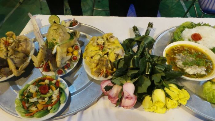Hình ảnh không gian ấm cúng và tô bánh canh hấp dẫn tại quán