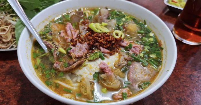Không gian ấm cúng và các món ăn đặc trưng tại quán Phong Béo