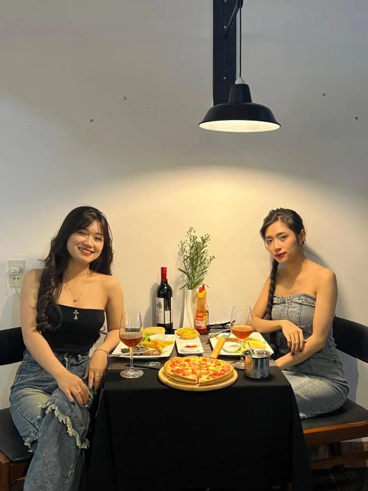 Khoảnh khắc thực khách dùng bữa tại nhà hàng - góc ảnh chân thực và sống động