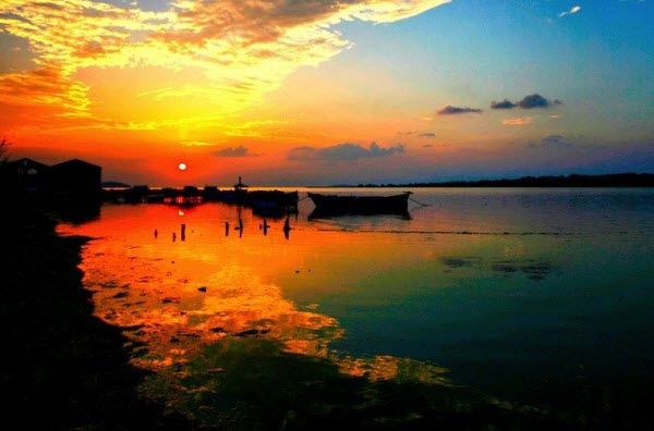 Ảnh minh họa 1: Đoàn thuyền đánh cá giữa biển hoàng hôn