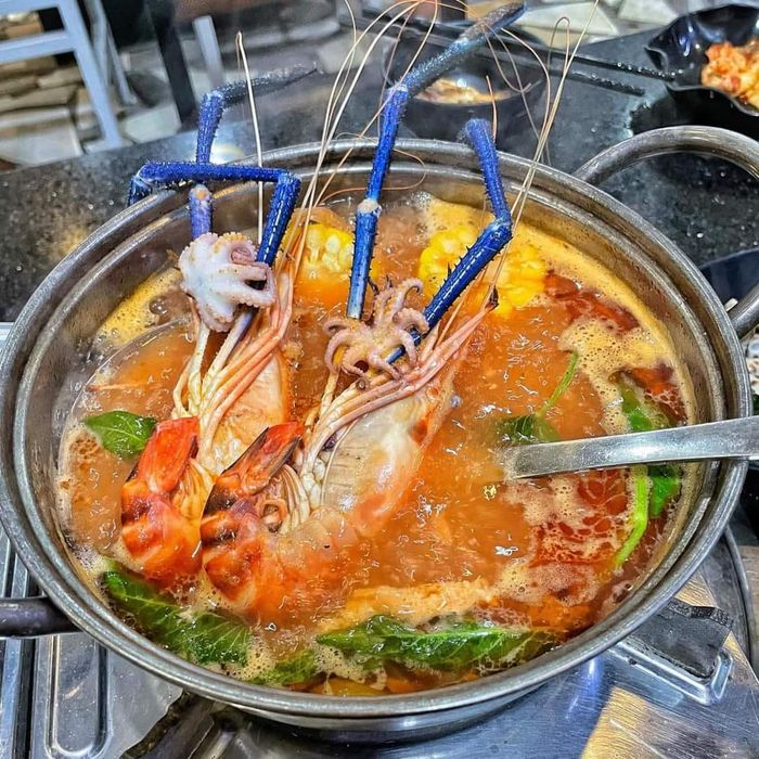 Lẩu hải sản thập cẩm tươi ngon