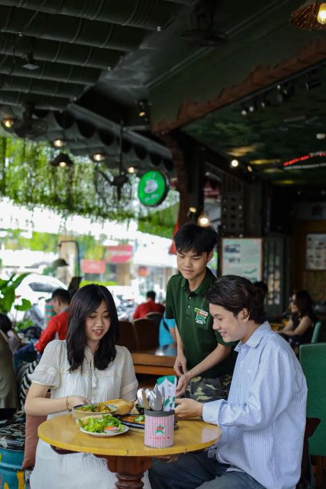 Không gian sang trọng với view sông Hương tại DMZ Coffee & Restaurant