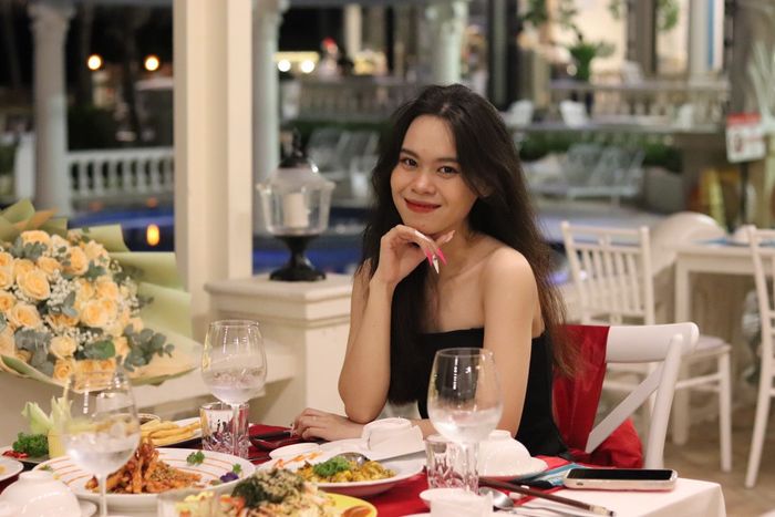 Khách thưởng thức bữa ăn tại nhà hàng - Hình ảnh 1