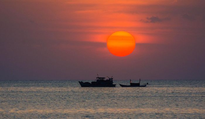 Ảnh minh họa 1: Đoàn thuyền đánh cá giữa biển hoàng hôn