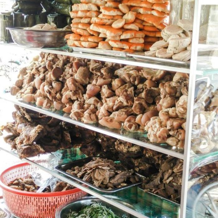 Hình ảnh tô bún bò Huế Minh Sơn với đầy đủ nguyên liệu hấp dẫn