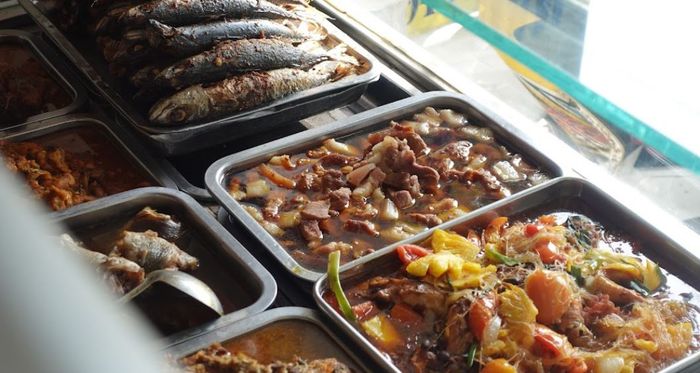 Không gian ấm cúng và món ngon đặc trưng tại Quán Cơm Phần Tường Vy