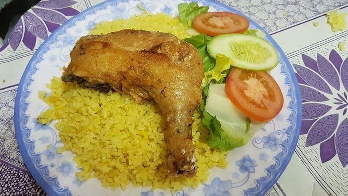 Hình ảnh món cơm gà xối mỡ đặc trưng tại Quỳnh Hương