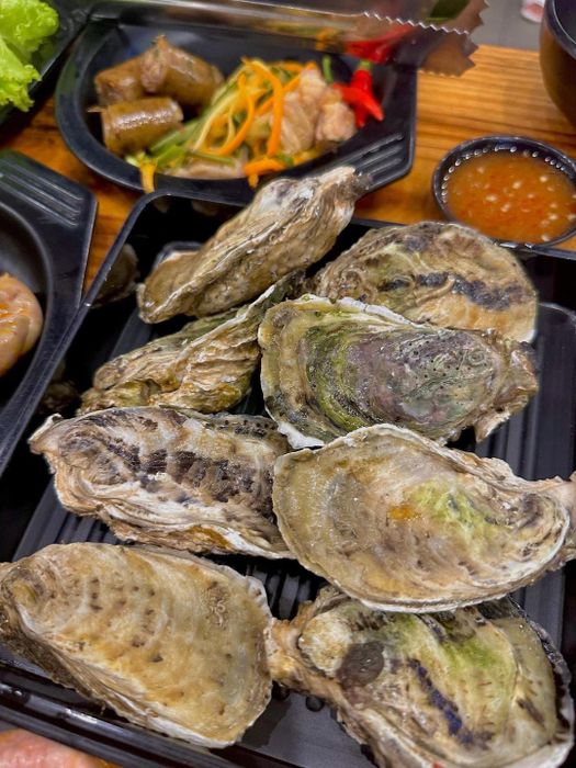 Không gian ẩm thực và các món ăn hấp dẫn - Ảnh 2
