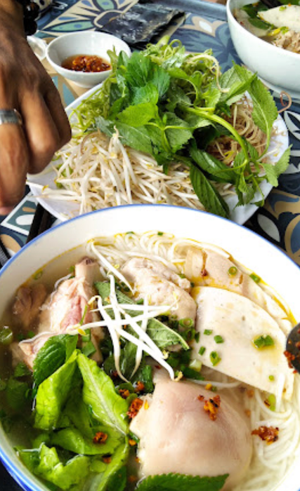 Khung cảnh Xa Lộ Quán (Bún Giò Heo) - Một nơi lý tưởng để thưởng thức món bún giò heo thơm ngon