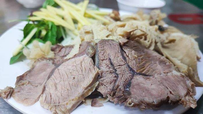 Không gian ấm cúng và món ngon đặc trưng tại Lẩu Bò Học