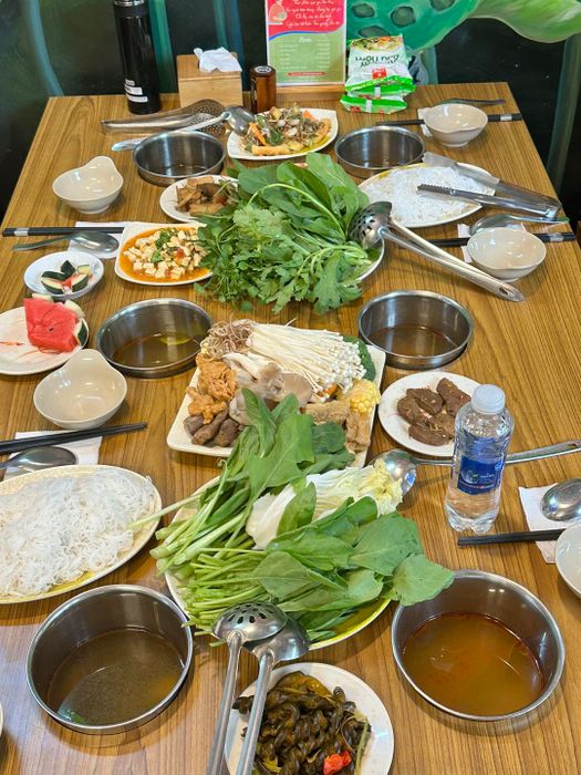 Không gian thanh tịnh tại Liên Hương Vegan với nồi lẩu riêng cho mỗi thực khách
