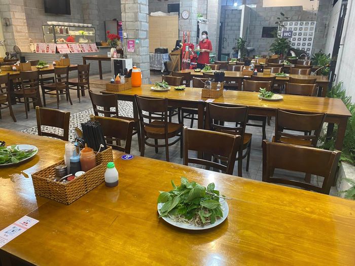 Khung cảnh tại Bún bò Hai Đông - Hình ảnh của một bữa sáng ngon miệng tại Thủ Dầu Một