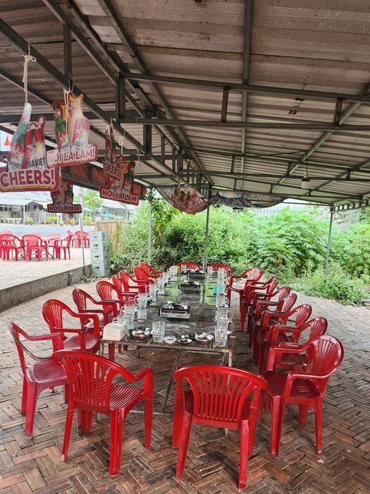 Không gian quán ấn tượng với thiết kế mở và thoáng đãng