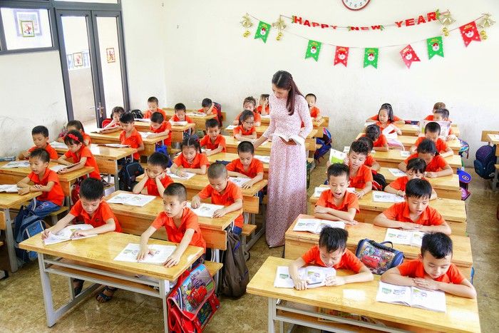 Hình ảnh minh họa giáo viên và học sinh tương tác trong lớp (Nguồn: Internet)