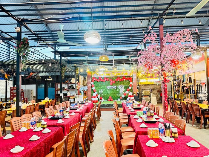Không gian ấm cúng tại nhà hàng Ngân Anh