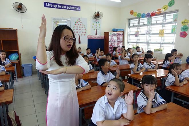 Hình ảnh minh họa học sinh chăm chú làm bài (Nguồn: Internet)