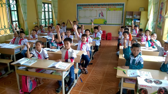 Hình ảnh minh họa học sinh ngồi ngay ngắn khoanh tay trên bàn (Nguồn: Internet)