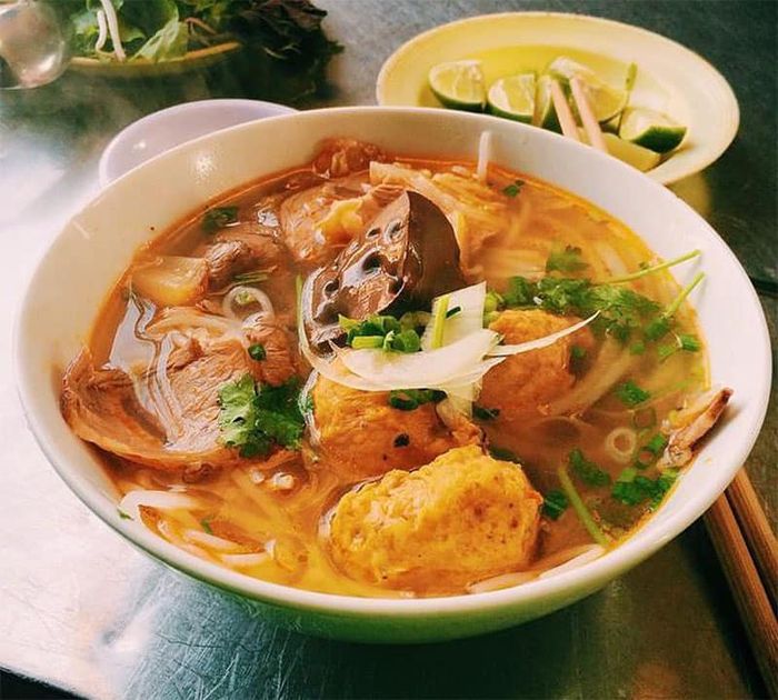 Hình ảnh tô bún Huế Tạ Quang Bửu thơm ngon đầy màu sắc