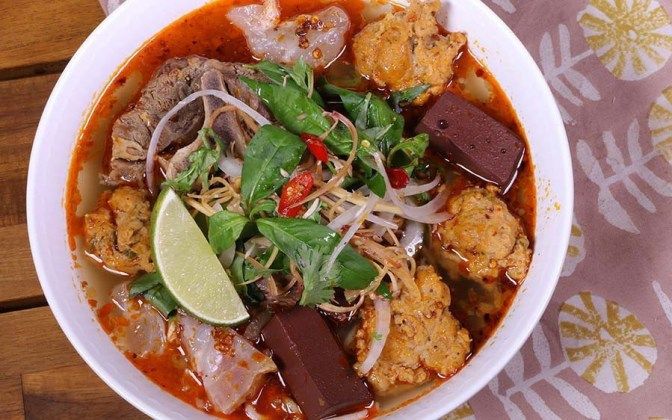 Hình ảnh tô bún bò O Ánh với đầy đủ topping hấp dẫn