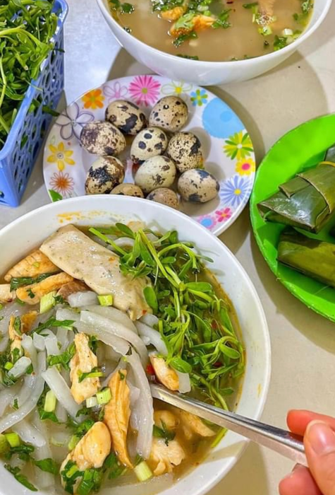 Hình ảnh tô bánh canh cá lóc thơm ngon, nóng hổi tại Bếp Bợm 3