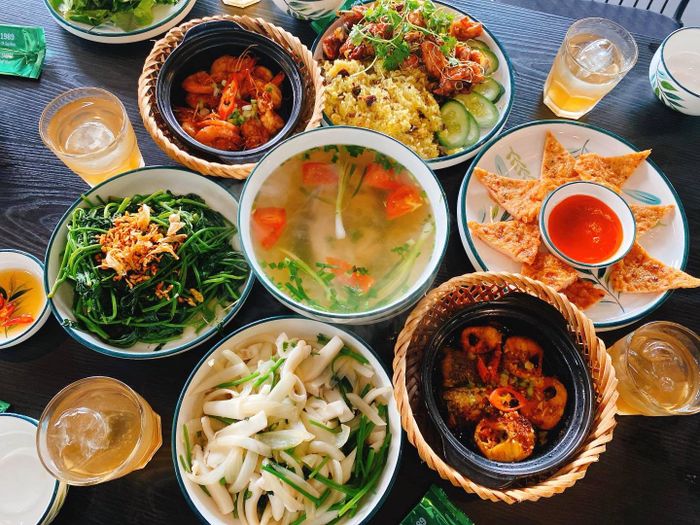 Những món ngon đặc trưng được trình bày tinh tế tại Cơm nhà 1989