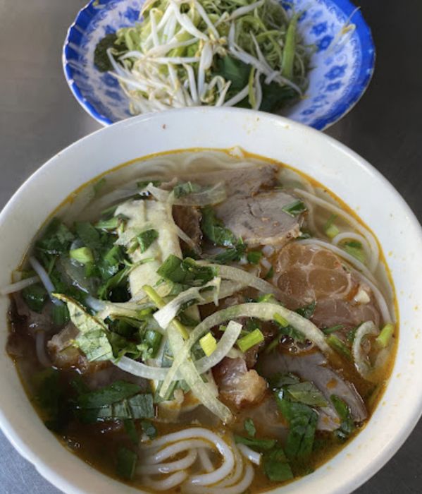 Hình ảnh tô bún bò Cây Me với nước dùng vàng ươm hấp dẫn