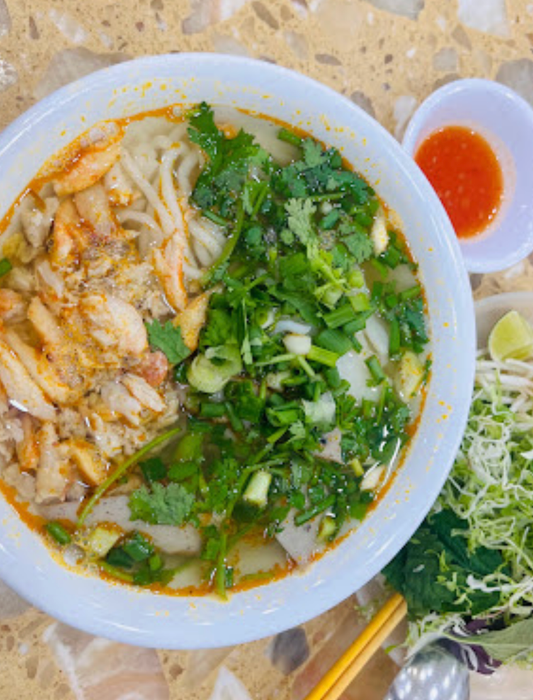 Hình ảnh không gian ấm cúng và những tô bánh canh hấp dẫn tại quán