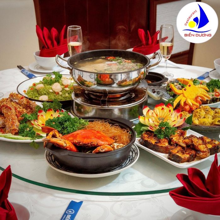 Hải Sản Hoàng Gia từ lâu đã nổi tiếng là điểm đến ẩm thực quen thuộc của các tín đồ yêu thích hải sản, mang đến những món ăn cao cấp với hải sản tươi sống từ nhiều quốc gia. Tại đây, bạn có thể thưởng thức những loại hải sản tuyệt vời như cua hoàng đế, tôm hùm Canada, và bào ngư Úc, cũng như những món ăn hấp dẫn từ hải sản nội địa như tôm sú, nghêu, sò, ốc.