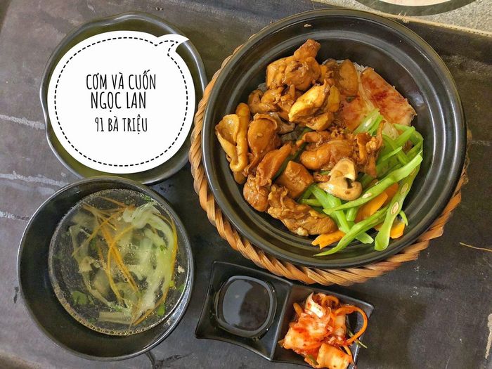 Hình ảnh cơm niêu thơm ngon tại Cơm & Cuốn