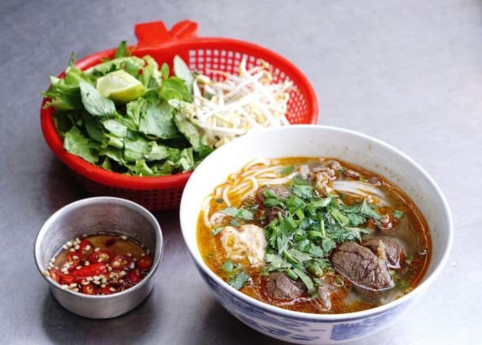 Hình ảnh tô bún bò Huế Nam Giao thơm ngon đầy màu sắc
