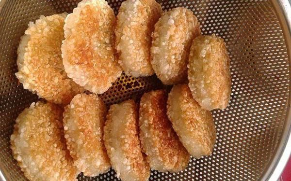 Hình ảnh xôi chiên Trần Hữu Trang với lớp vỏ giòn tan vàng ươm