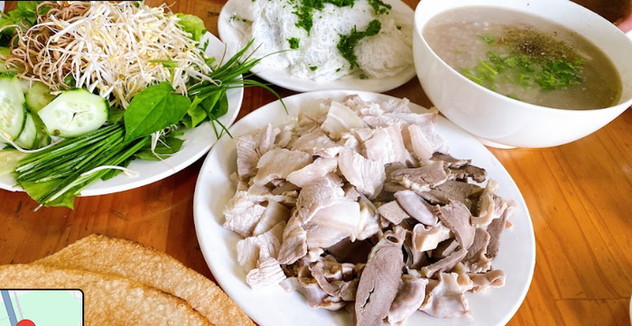 Không gian ấm cúng và món ngon đặc trưng tại Cô Út Hoà Đa