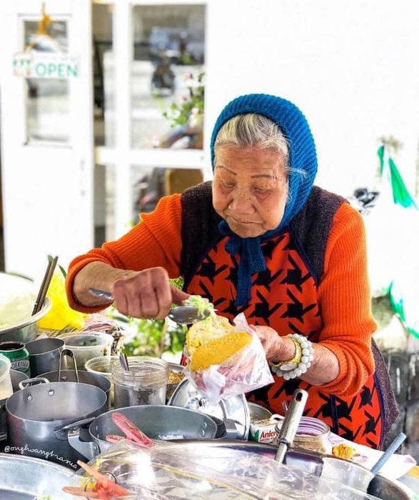 Hình ảnh Xôi Bánh Tiêu Bà Năm - Đặc sản đường phố