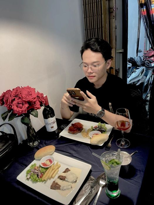 Khoảnh khắc ấm áp - thực khách đang thưởng thức bữa ăn tại nhà hàng (ảnh 1)