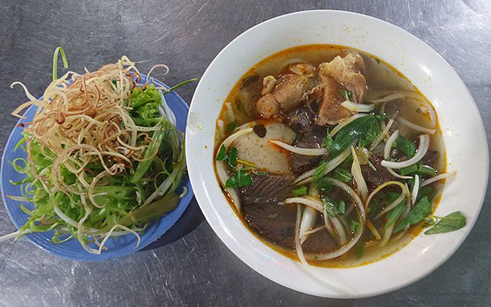 Hình ảnh tô bún bò Huế Minh Sơn thơm ngon đầy màu sắc