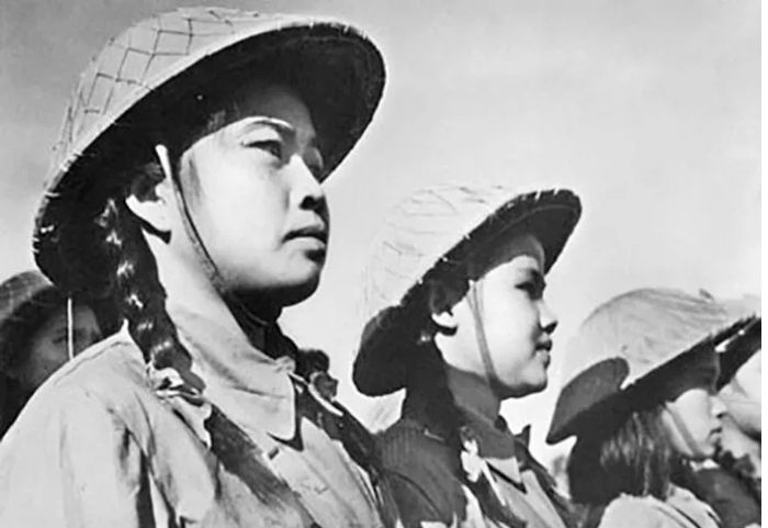 Hình ảnh minh họa: Phương Định trong khoảnh khắc đời thường giữa chiến trường