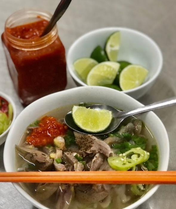Hình ảnh tô bánh canh gà thập cẩm đầy ắp nguyên liệu tại Chị Chín