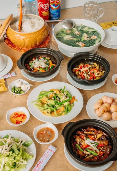 Không gian ấm cúng và mâm cơm đậm chất quê tại Cơm Nhà Đồng Quê
