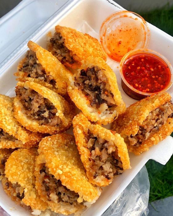 Hình ảnh bắt mắt xôi chiên Trần Văn Đang kèm sốt ớt đặc trưng