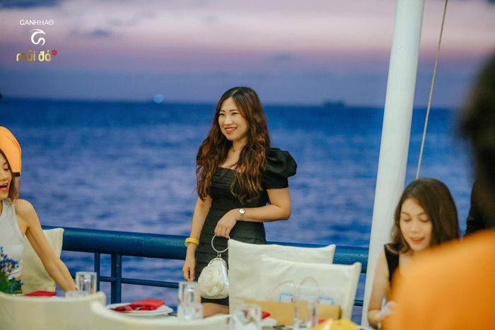 Khách thưởng thức bữa ăn tại nhà hàng - Hình ảnh 1