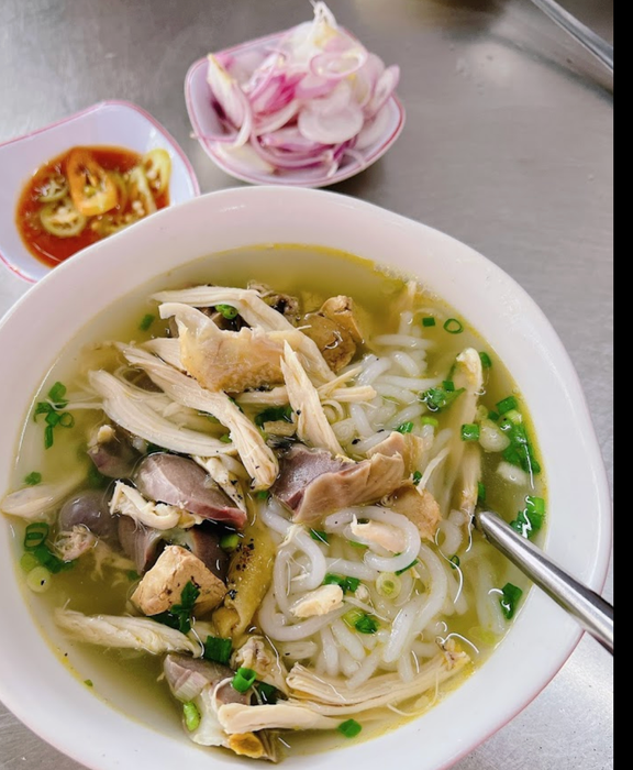 Hình ảnh tô bánh canh gà vàng ươm, thơm phức tại Chị Chín