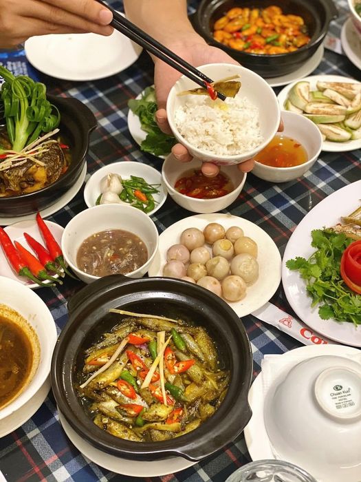Mâm cơm gia đình ấm áp với đầy đủ hương vị quê nhà